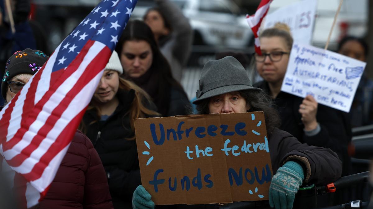 Activistas protestan contra el plan del presidente Donald Trump de detener la mayoría de las subvenciones y préstamos federales durante una manifestación cerca de la Casa Blanca el 28 de enero de 2025 en Washington, DC