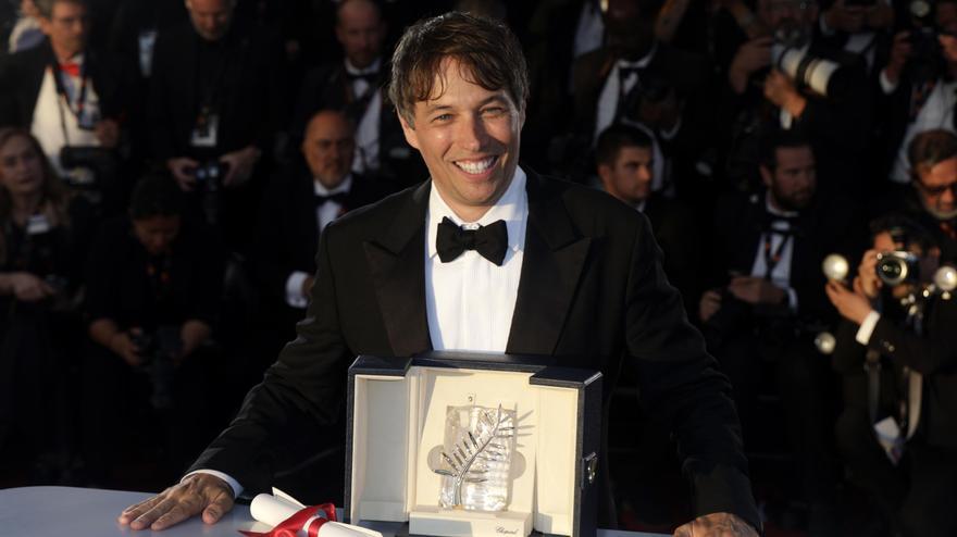 Sean Baker, con la Palma de Oro que ganó en Cannes por su filme 