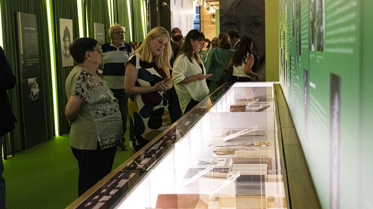 Visitantes de la exposición observando manuscritos de Ana María Matute