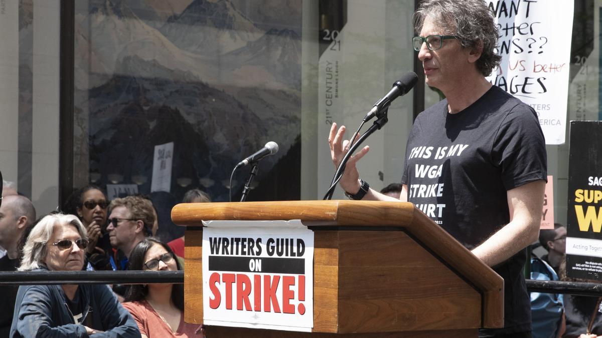 Neil Gaiman en una concentración en la puerta de NBC Universal durante la huelga de guionistas en 2023