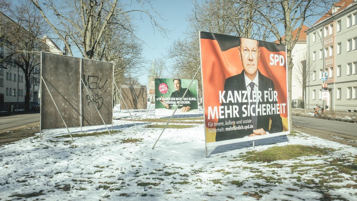 Carteles electorales, entre ellos los de los Verdes y el Partido Socialdemócrata, en el este de Berlín.