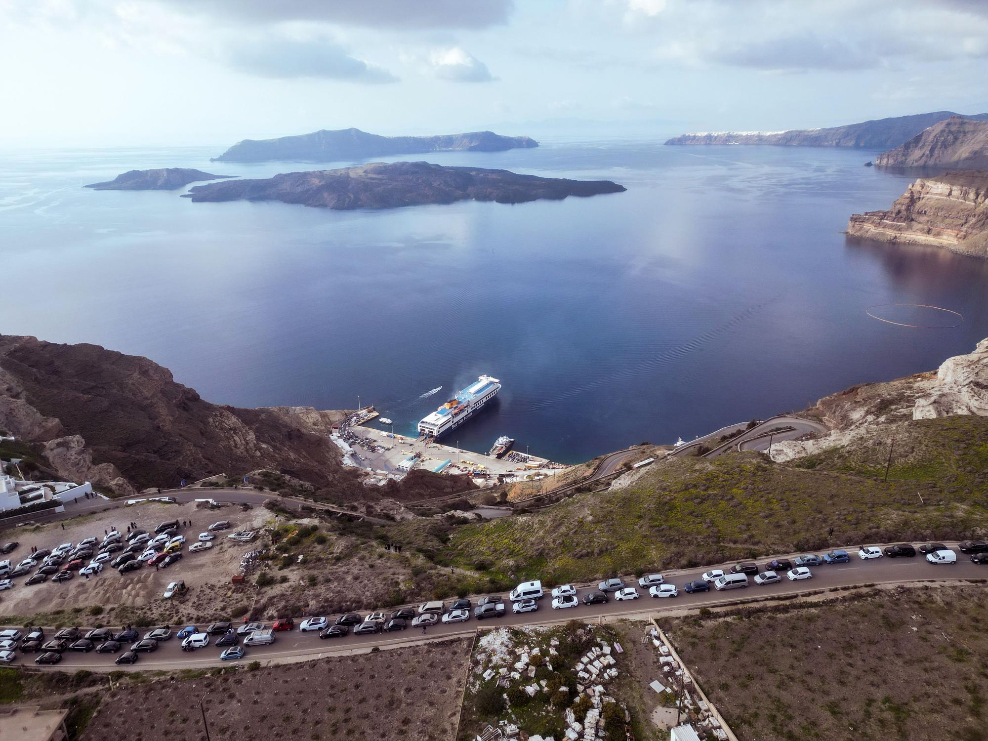 Miles de personas abandonan Santorini mientras los seísmos siguen sacudiendo la isla EFE/EPA/CHRISTOS YANTSIS