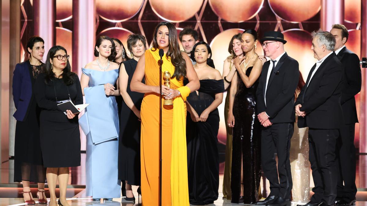 Karla Sofía Gascón con el Globo de Oro a la Mejor película de comedia o musical