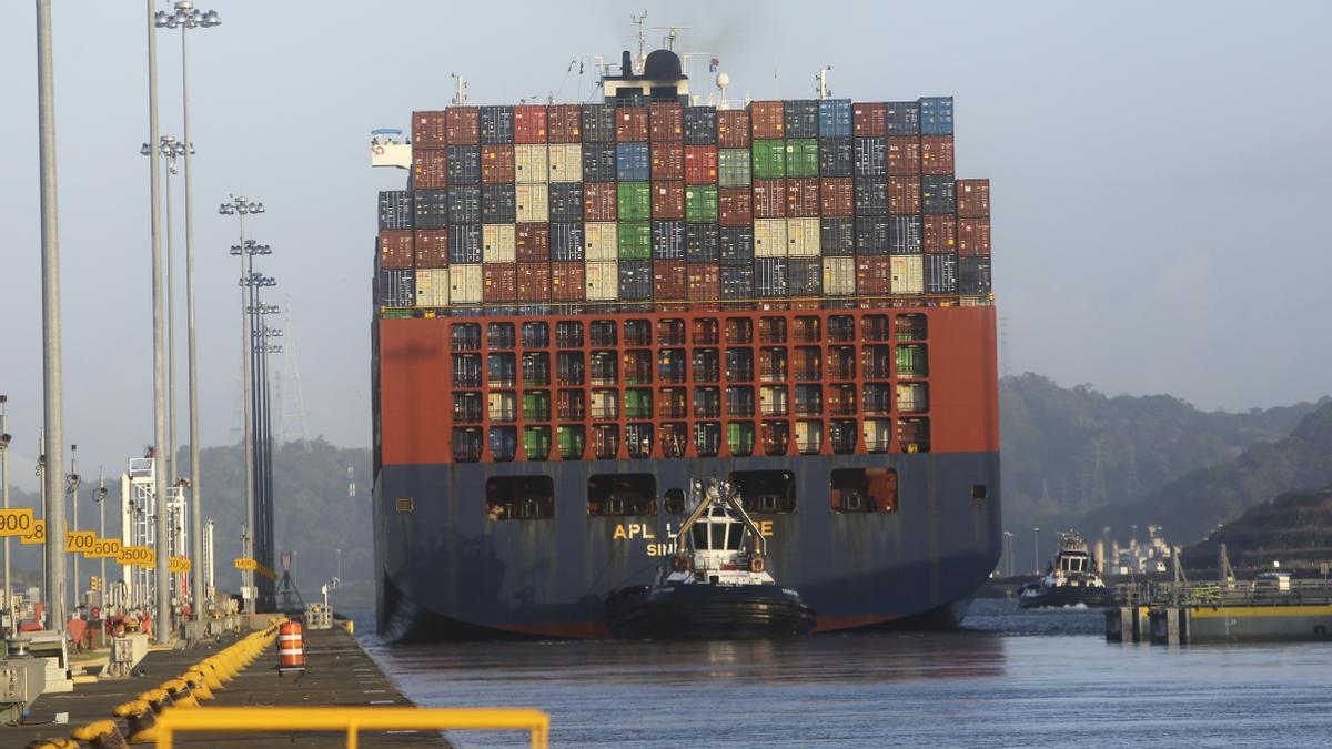 Un buque portacontenedores atraviesa las esclusas del canal de Panamá el 7 de febrero.