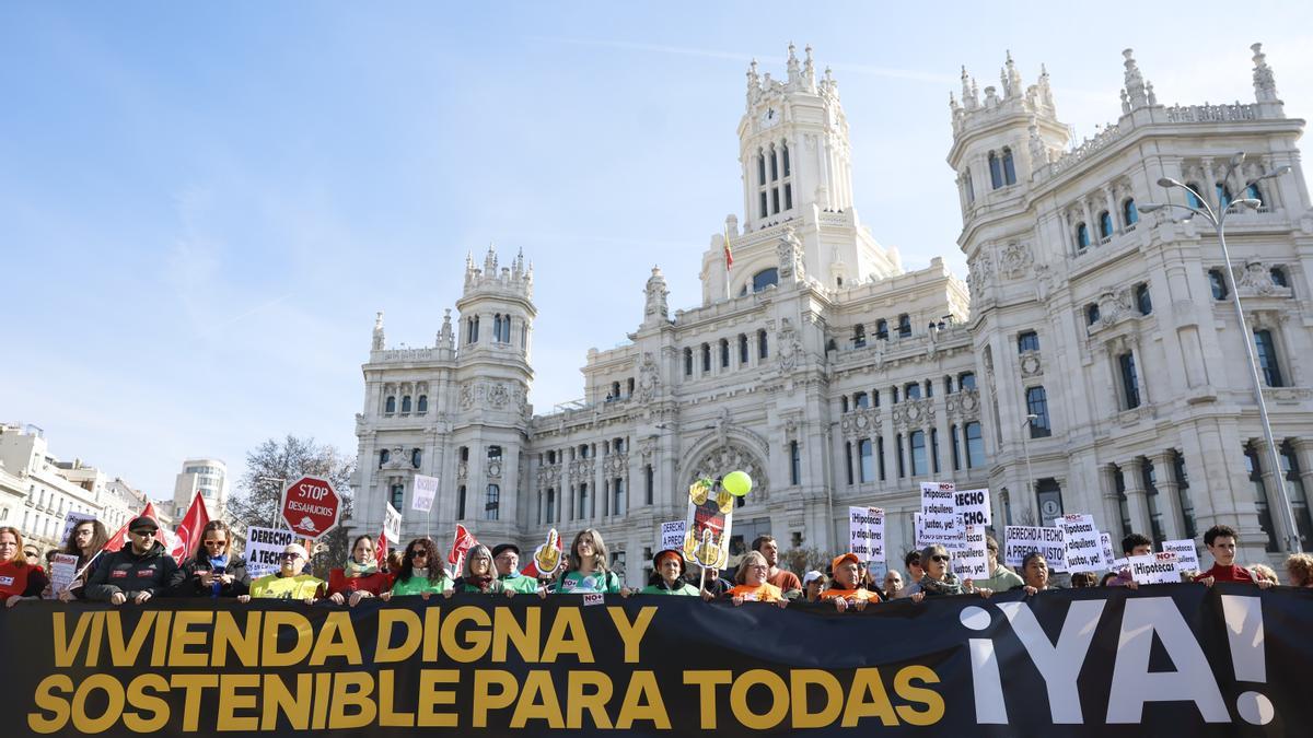 Los manifestantes reclamando la vivienda digna frente al Ayuntamiento de Madrid