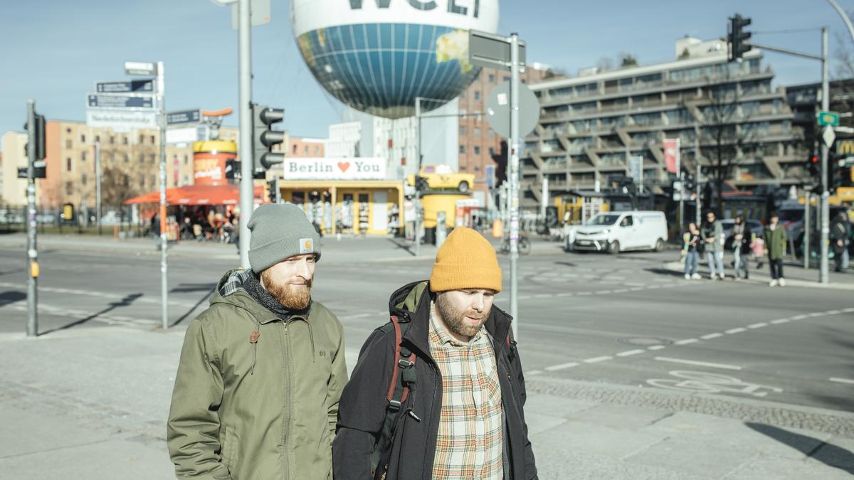 Dos hombres pasean en el centro de Berlín.