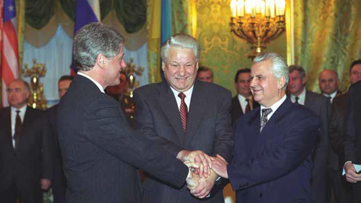 Desde la izquierda: el presidente de EEUU, Bill Clinton, el presidente ruso, Boris Yeltsin, y el presidente ucraniano, Leonid Kravchuk, durante la firma del Memorándum de Budapest en 1994.