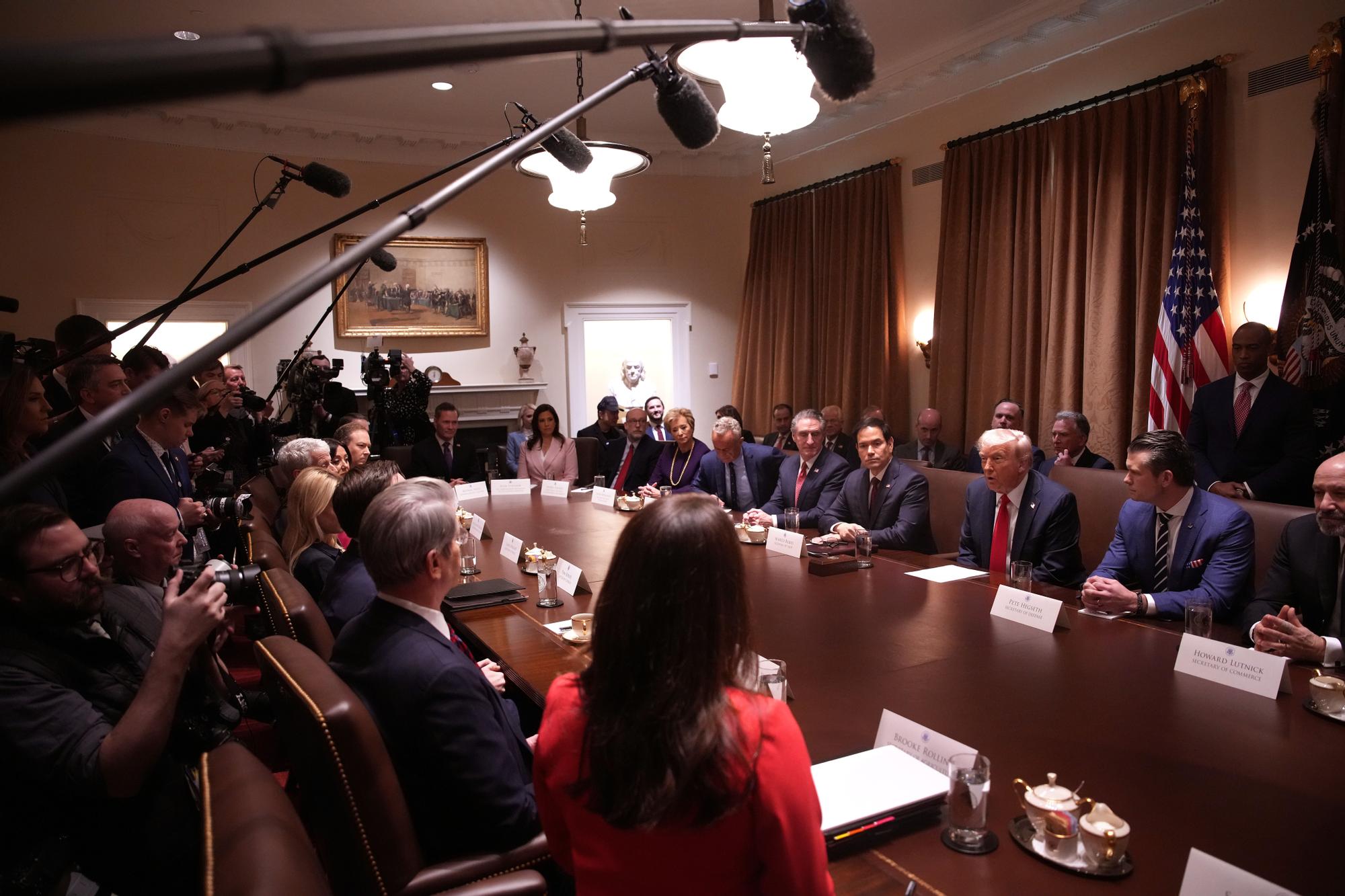 El presidente de EEUU, Donald Trump, ofrece declaraciones durante una reunión de gabinete en la Casa Blanca el 26 de febrero de 2025 en Washington. Al fondo, con gorra, el CEO de Tesla y SpaceX, Elon Musk, quien encabeza el Departamento de Eficiencia Gubernamental (DOGE).