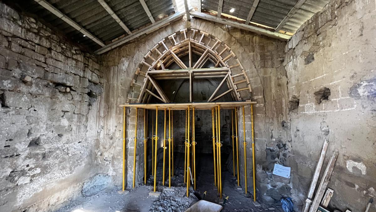 Interior de la ermita de San Román de Ajuarte, con el arco triunfal apuntalado