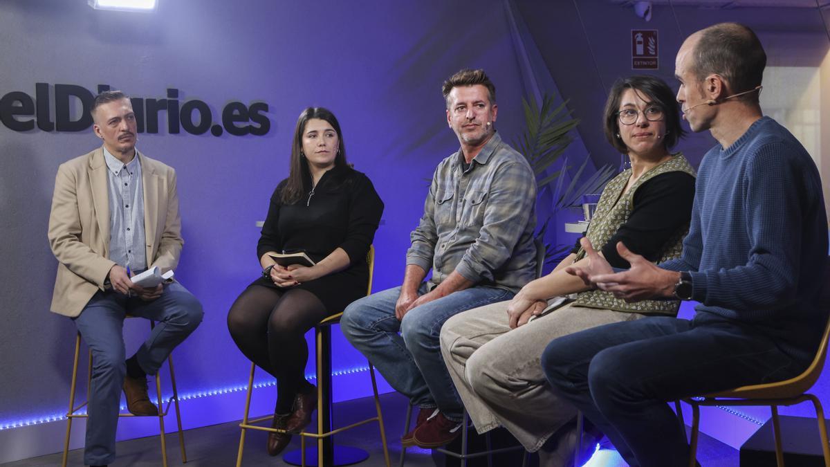 De derecha a izquierda, Guillermo García de Craftelier, Mireia Altimira de La Tanina, Lluc Mir, Sol Alonso de Librería Hijos de Santiago Rodríguez y Tomás Muñoz