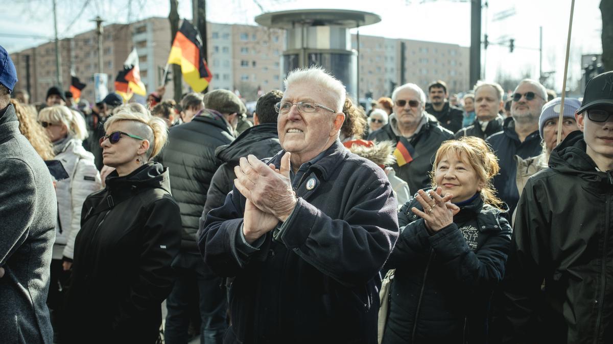 Seguidores de AfD en el mitin de final de campaña en el este de Berlín.