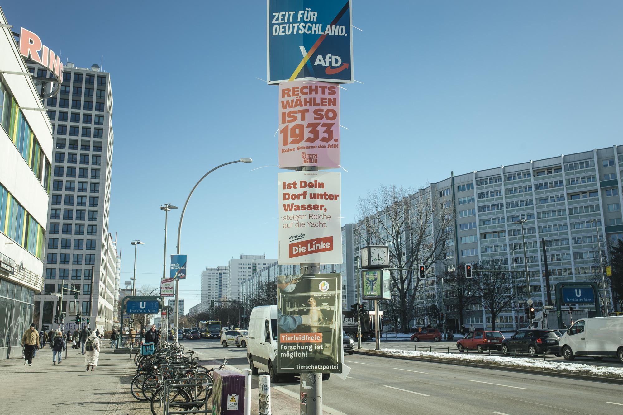 Carteles electorales en Lichtenberg. Bajo el de AfD, en uno puede leerse: 