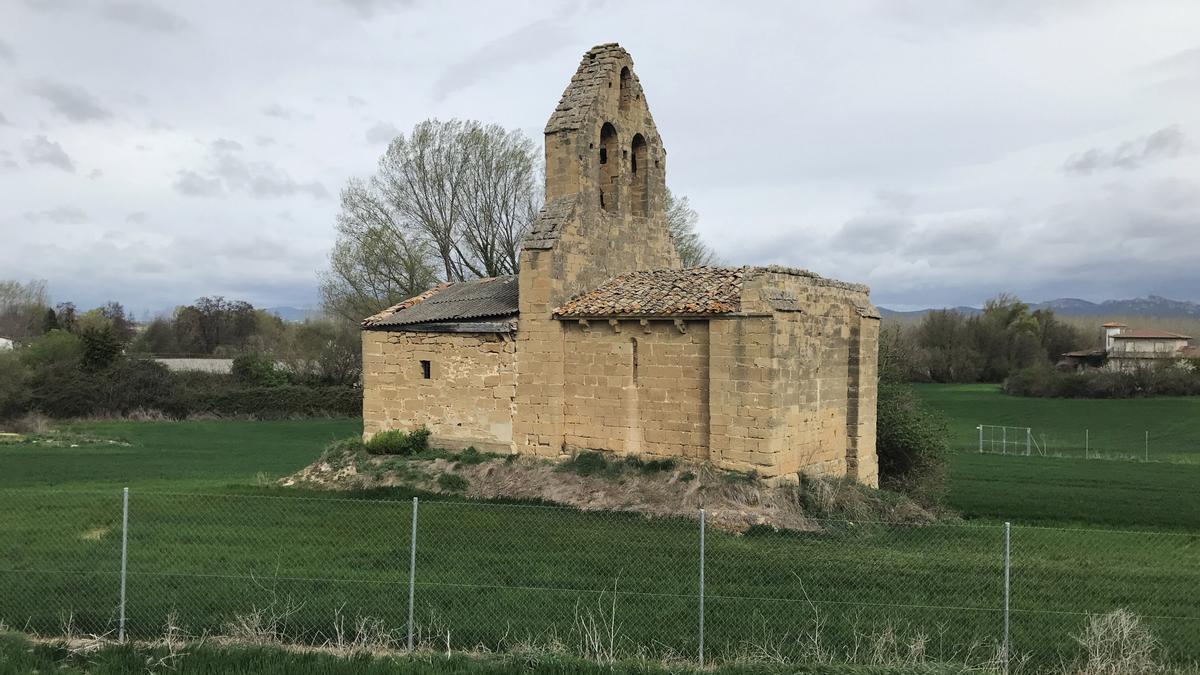 La ermita de San Román de Ajuarte, tras el vallado de la antigua propiedad privada