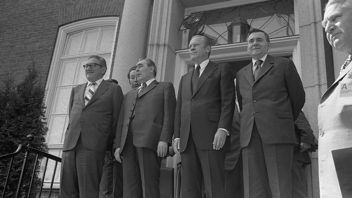 Desde la izquierda, Henry Kissinger (EEUU), Leonid Brézhnev (URSS), Gerald Ford (EEUU) y Andrei Gromyko (URSS) en la embajada de EEUU en Finlandia durante la Conferencia de Helsinki