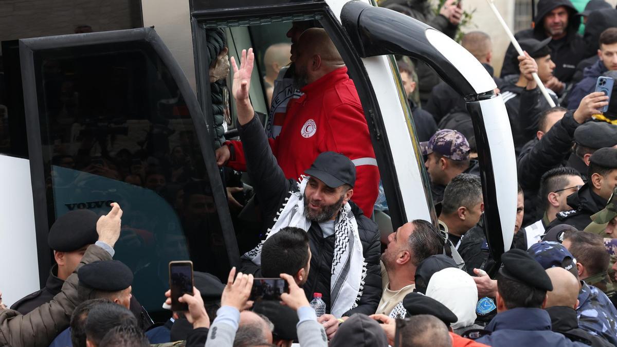 Uno de los palestinos liberados baja del autobús que les ha trasladado a Ramala, en la Cisjordania ocupada.