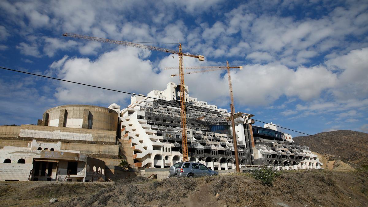 Vista general del hotel ilegal de El Algarrobico. A 10 de febrero de 2025, en Carboneras, Almería (Andalucía, España).