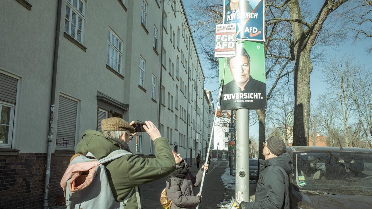 Jochen hace una foto a la pancarta 