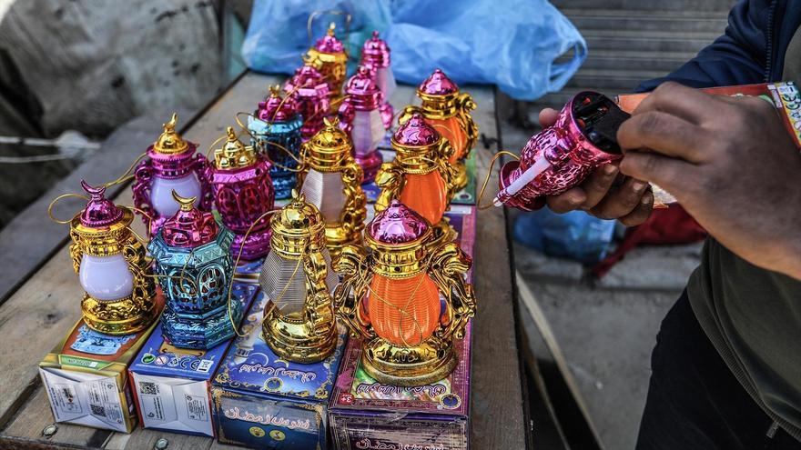 Tradicionales farolillos de Ramadán en venta en la localidad de Jan Yunis, en el sur de Gaza.