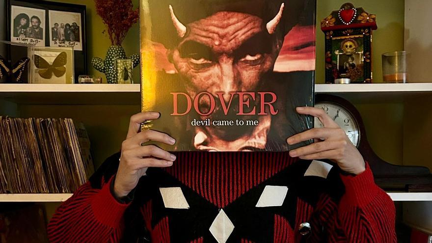 Violeta TS posa con la portada del disco 'Devil Came To Me' de Dover