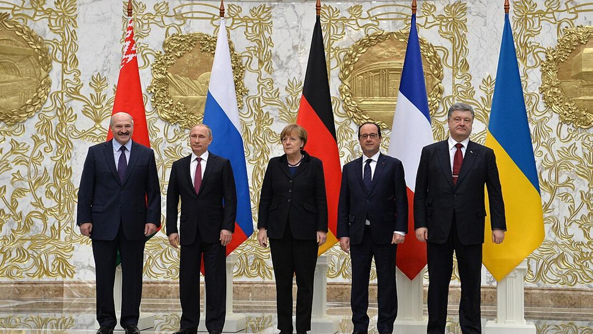 Desde la izquierda: el presidente de Bielorrusia, Aleksandr Lukashenko, el presidente de Rusia, Vladímir Putin, la canciller alemana, Angela Merkel, el presidente francés, Emmanuel Macron, y el presidente ucraniano, Petro Poroshenko.