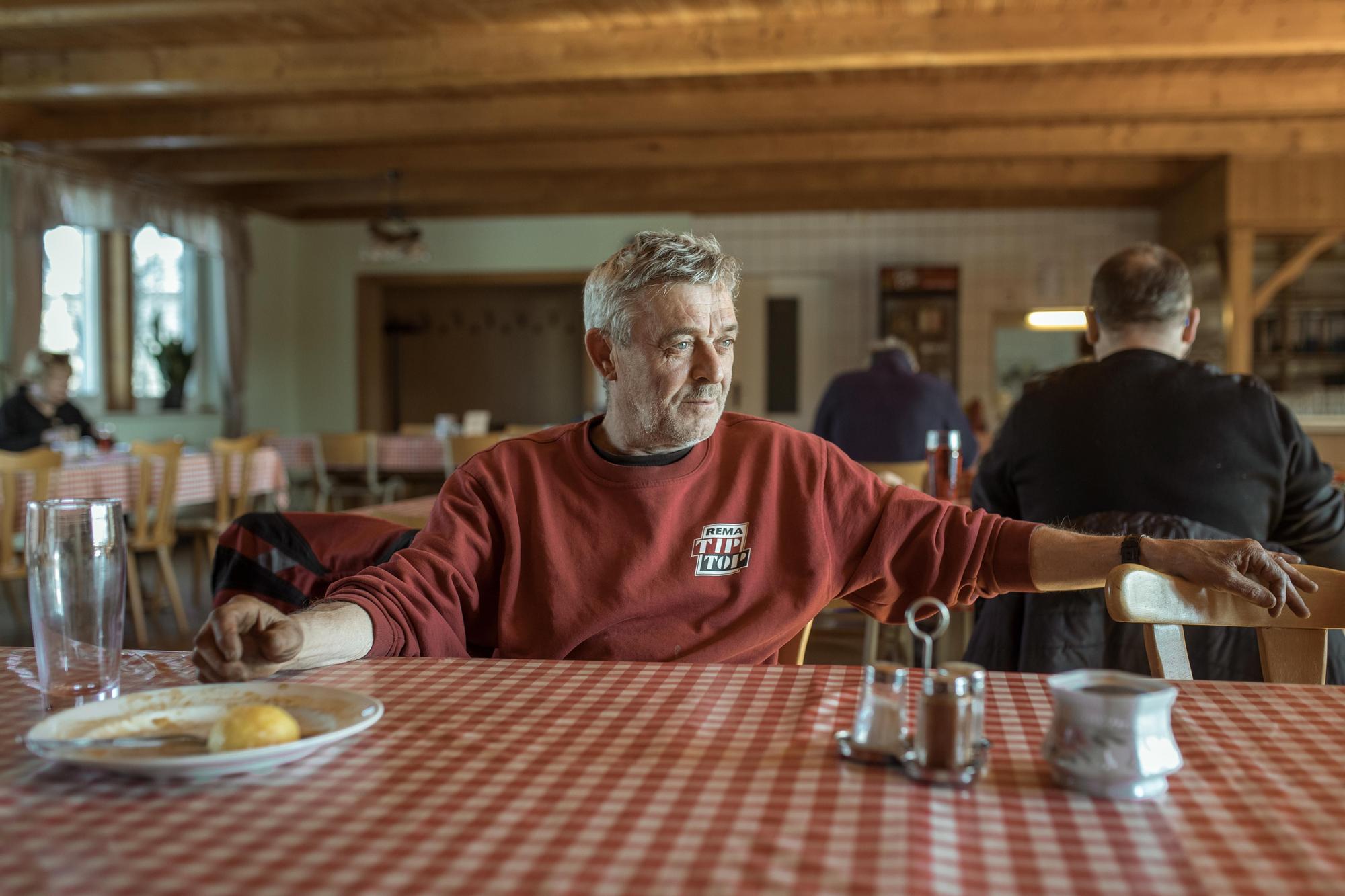 Motyka, votante de AfD, en el restaurante de Heinersbrück.