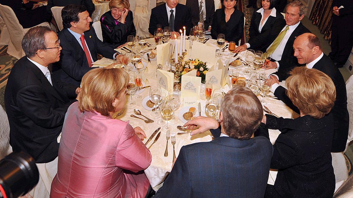 Una cena de líderes celebrada en el marco de la cumbre de la OTAN en 2008 en Bucarest, Rumanía