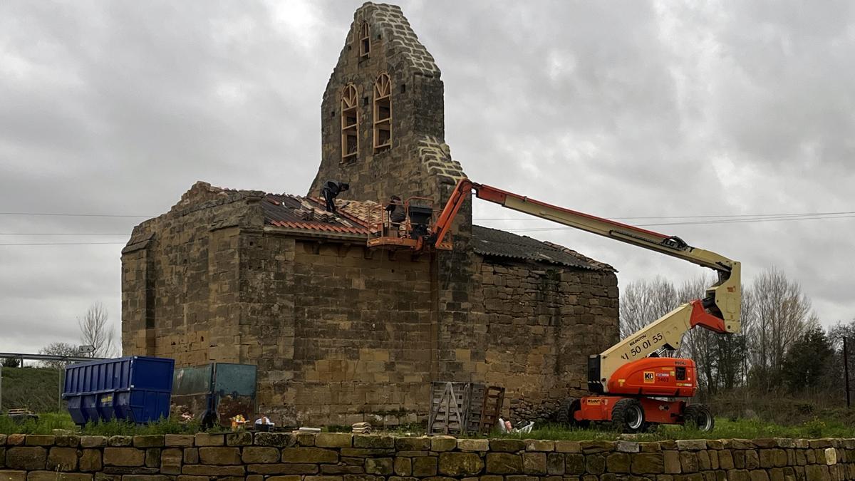 Tareas de recuperación en la cubierta de la ermita de San Román de Ajuarte