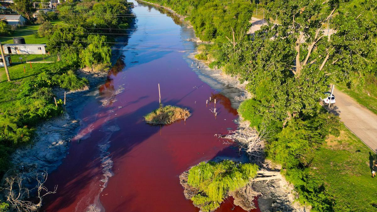 Fotografía aérea del arroyo Sarandí teñido de rojo, este jueves en la localidad de Avellaneda, en la Provincia de Buenos Aires (Argentina). EFE/ Stringer