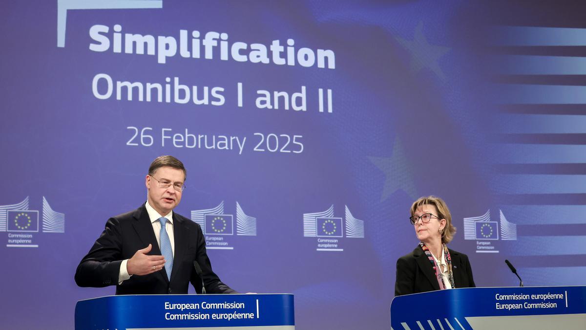 Los comisarios de Economía y Servicios Financieros, Valdis Dombrovskis y Maria Luís Albuquerque, en una rueda de prensa en Bruselas.