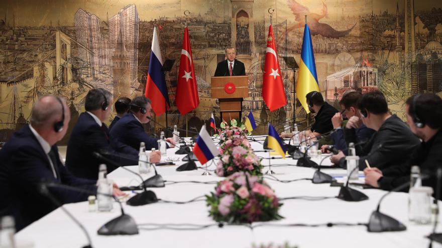 El presidente turco Recep Tayyip Erdogan durante el discurso de apertura de las negociaciones entre Rusia y Ucrania del pasado martes en Estambul (Turquía).