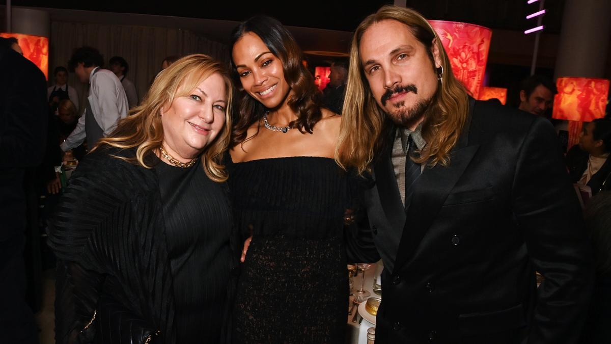 Lisa Taback junto a Zoe Saldaña en la ceremonia de los BAFTA