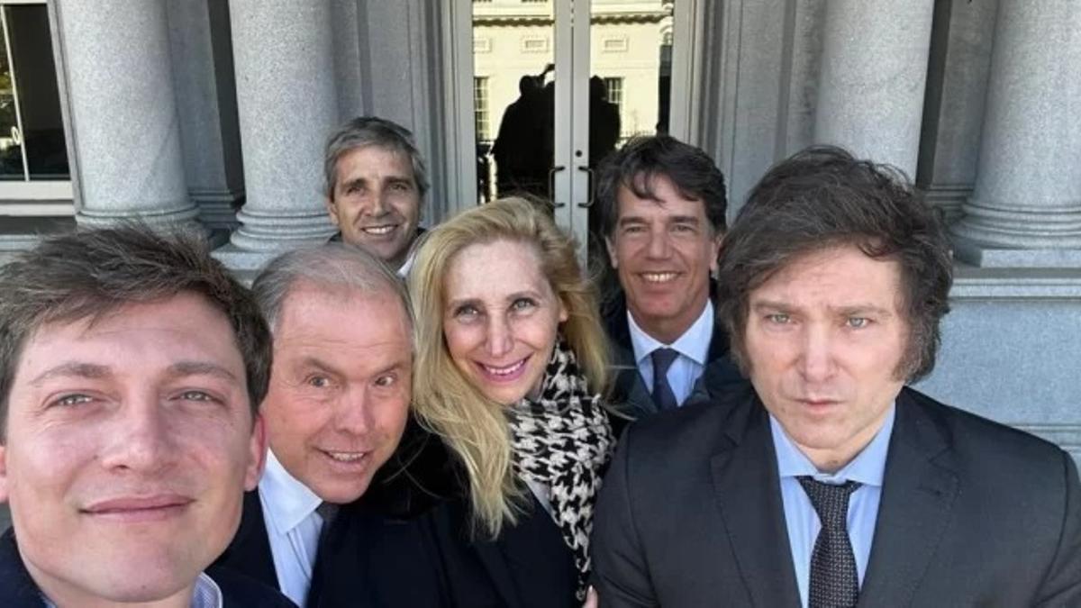 Javier Milei, Karina Milei, Luis Caputo, Santiago Caputo, Nicolás Posse y Gerardo Werthein frente a la Casa Blanca.