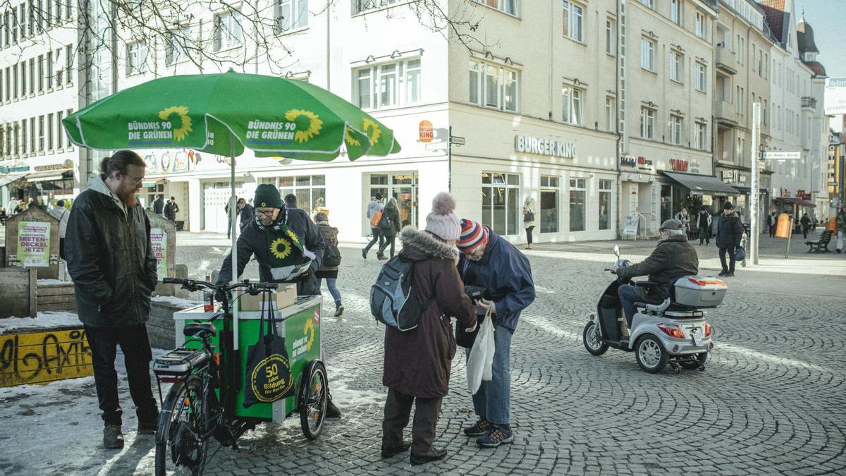 Militantes de los Verdes reparten folletos en Spandau, al oeste de Berlín.