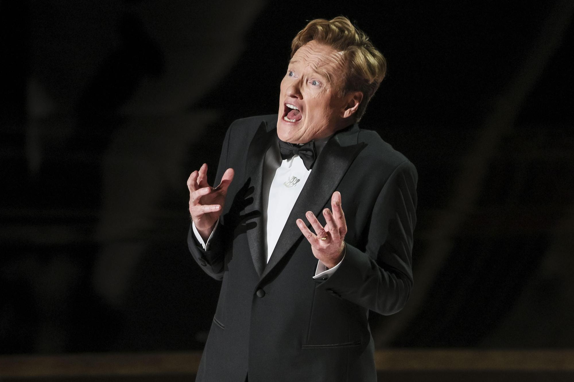 El cómico y presentador Conan O'Brien fue registrado este domingo, 2 de marzo, durante la gala 97 de los Premios Óscar, en el TeatroDolby de Hollywood, en Los Ángeles (CA, EE.UU.). EFE/Allison Dinner