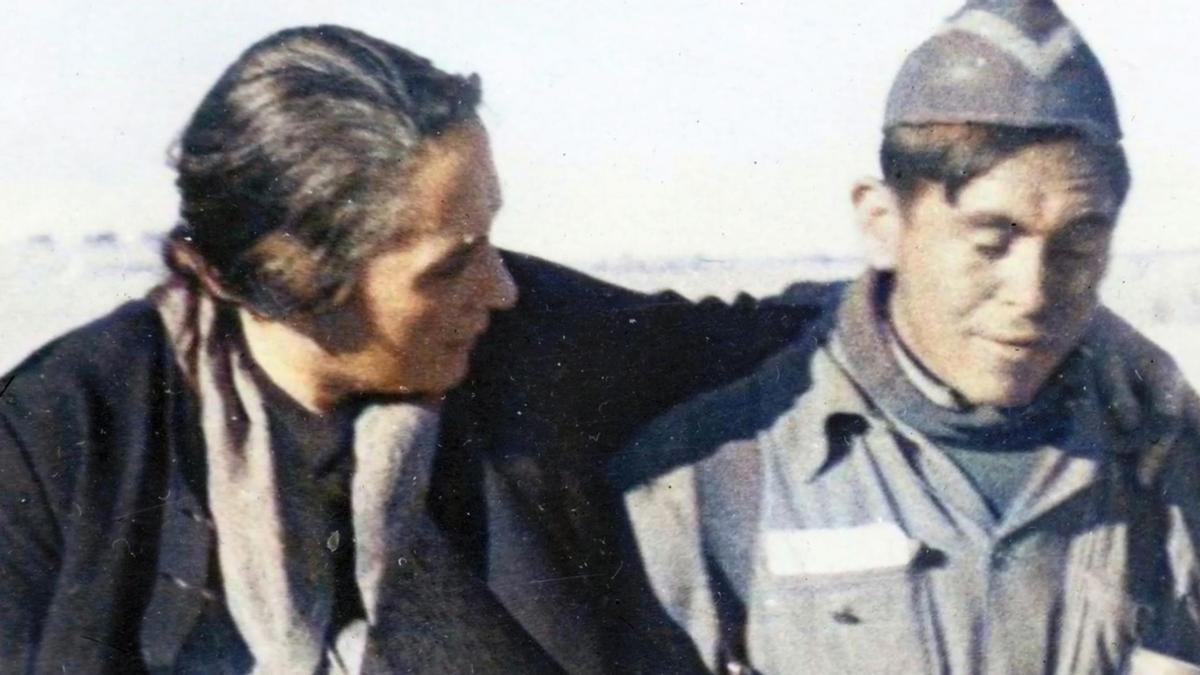 La pasionaria junto a un soldado en la Guerra Civil