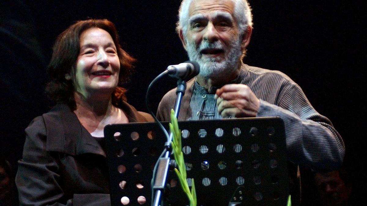 Juan Margallo (d), acompañado de Petra Martínez, tras ser homenajeado esta noche en la 14 Edición del Festival Ibérico de Cine,  en Badajoz, en el año 2009