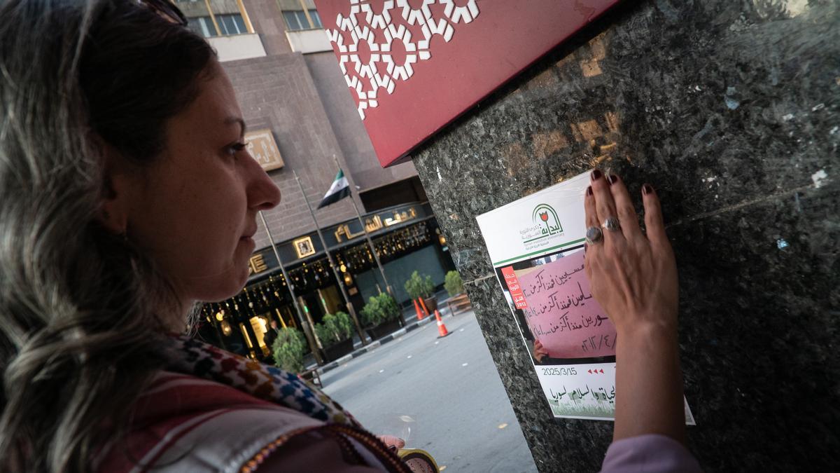 Uno de los carteles que han pegado por la ciudad, y que muestran los mensajes de los manifestantes en las protestas que inundaron el país