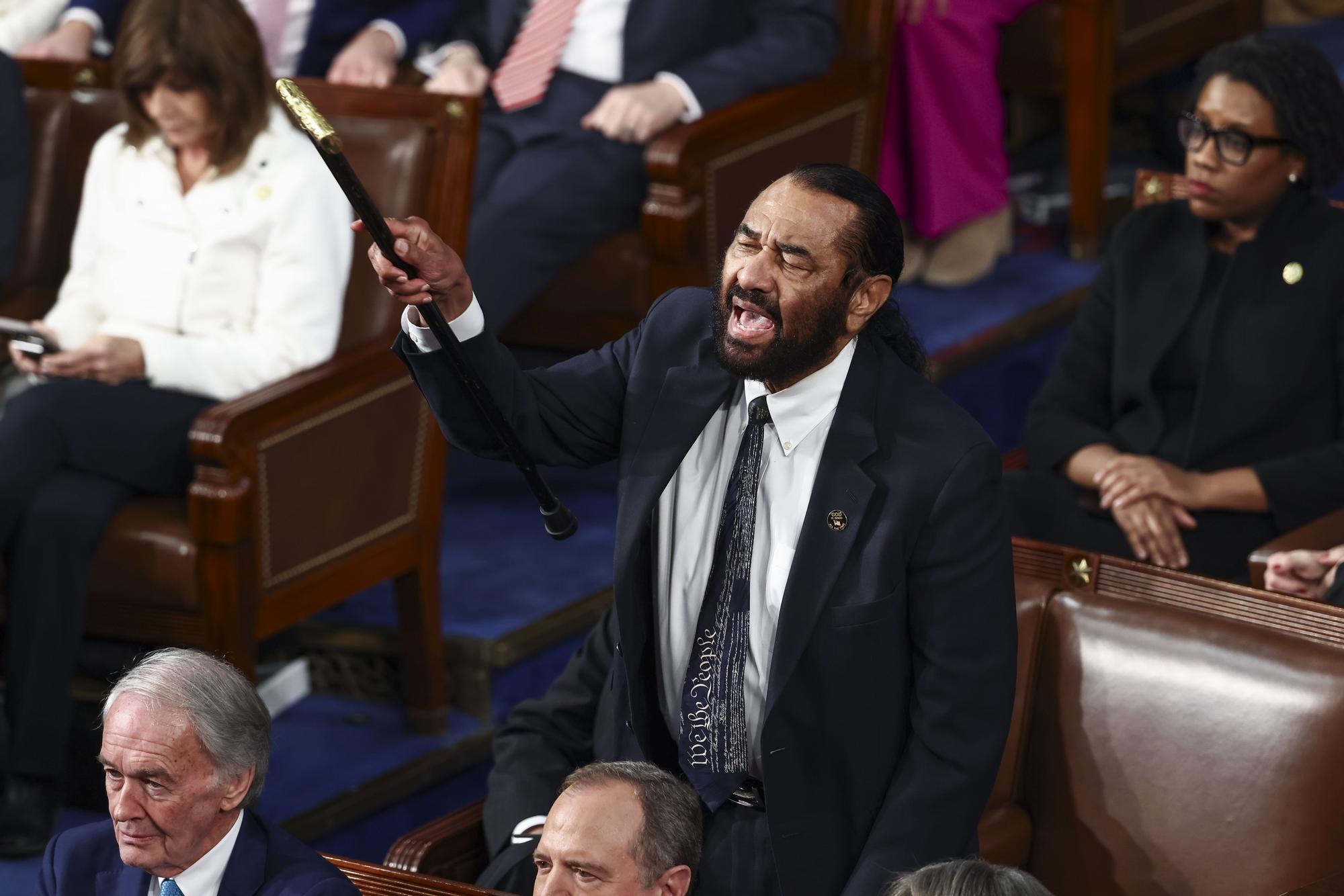 El congresista demócrata Al Green grita mientras el presidente de EEUU  se dirige a una sesión conjunta en el Capitolio. 