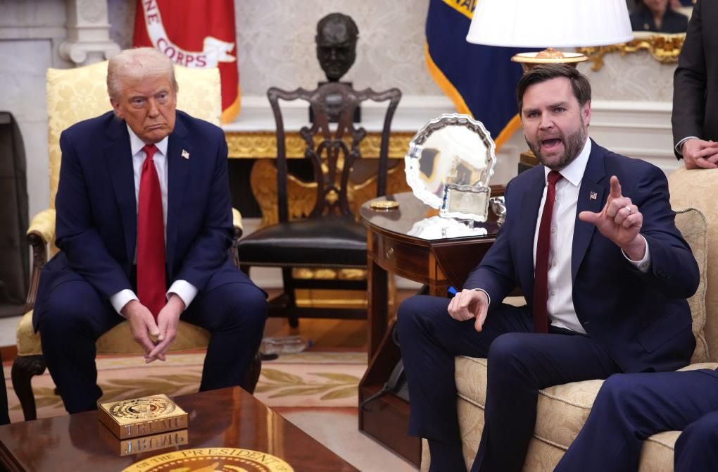 El vicepresidente JD Vance junto al presidente Donald Trump durante la bronca al presidente Volodímir Zelenski en el Despacho Oval, en Washington, el 28 de febrero.