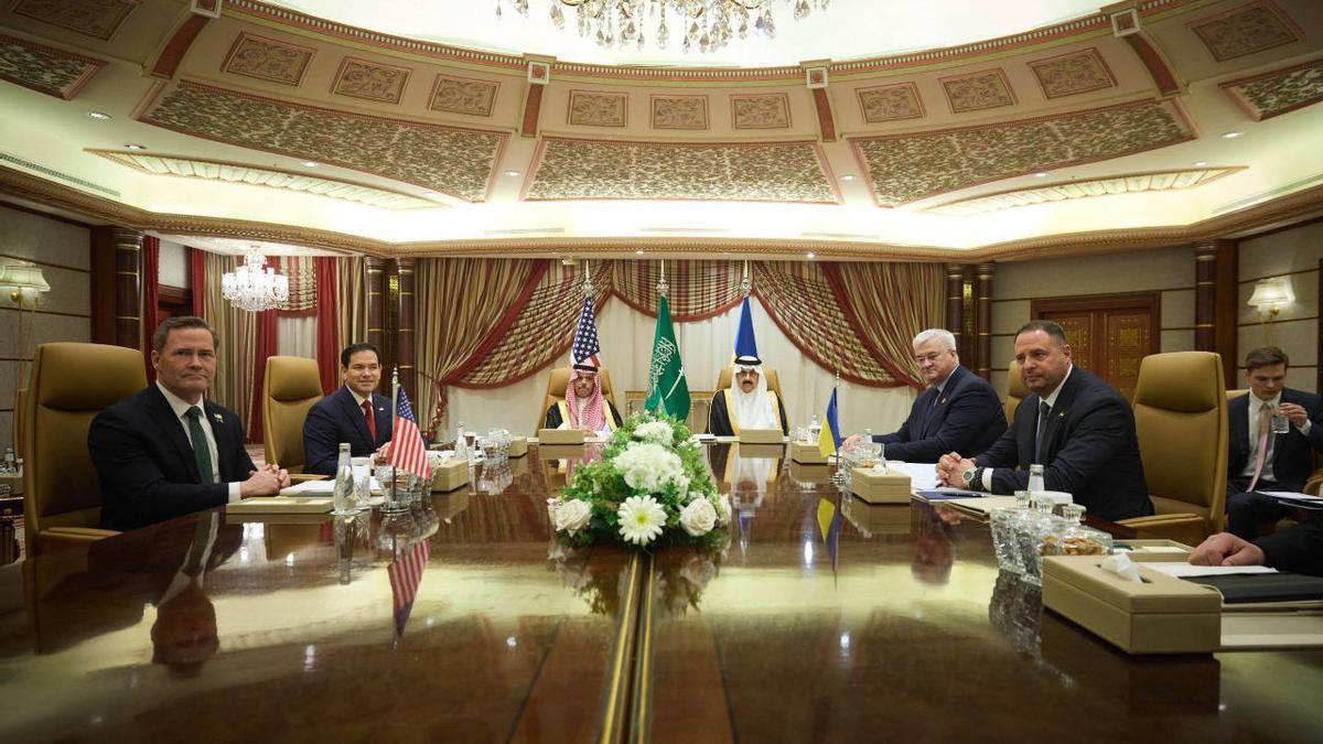 Las delegaciones de EEUU y Ucrania durante su reunión en Yeda.