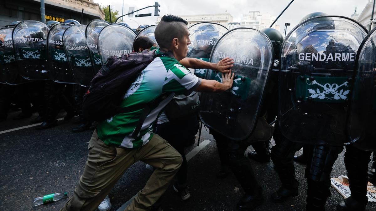 Una persona se enfrenta con miembros de la Gendarmería Nacional este miércoles, durante una manifestación en el Congreso de la Nación en Buenos Aires