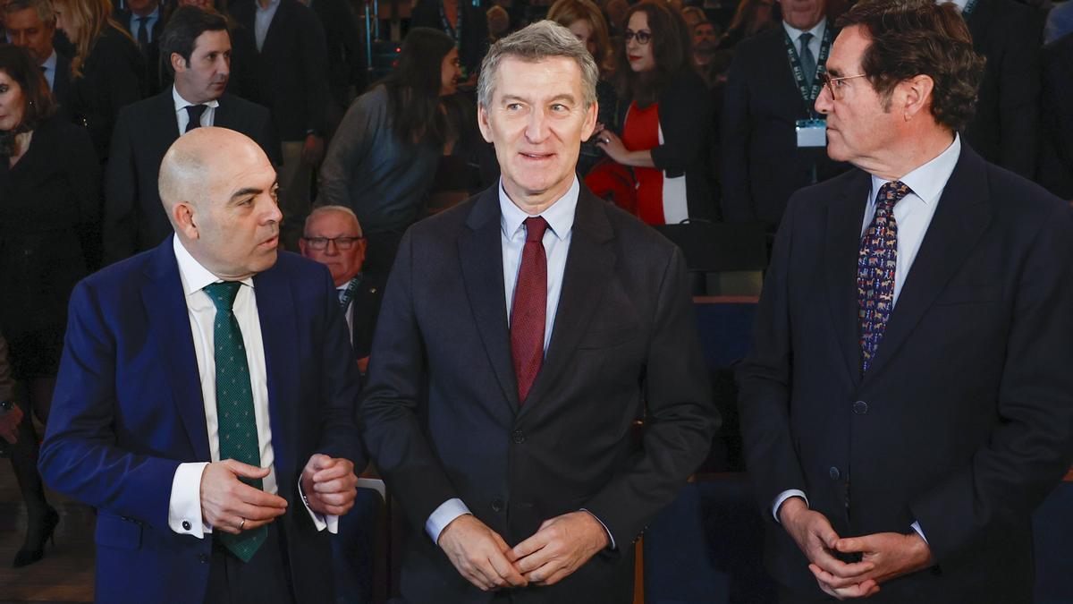 El líder del PP, Alberto Núñez Feijóo (c); el presidente de la CEOE, Antonio Garamendi (d); y el presidente de la Federación Nacional de Asociaciones de Trabajadores Autónomos, ATA, Lorenzo Amor (i), durante la asamblea de elecciones de ATA, este lunes en Madrid. EFE/ Chema Moya