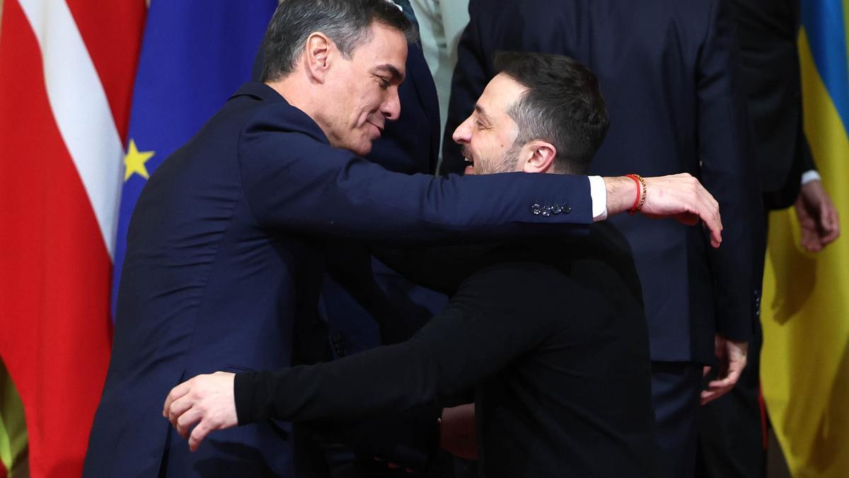 Pedro Sánchez abraza a Zelenski antes de la reunión en Londres.