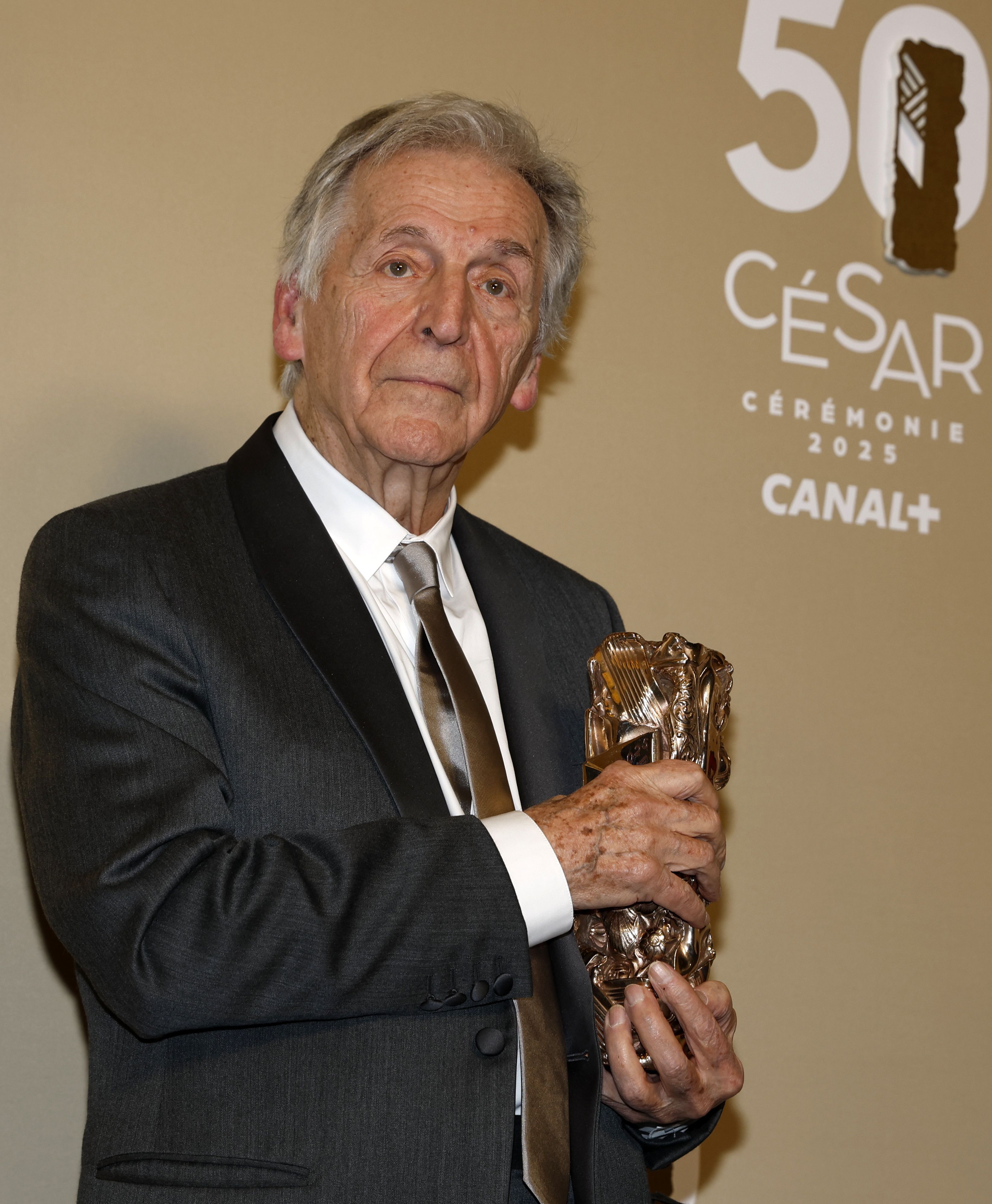 El director Costa-Gavras posa con el premio César Honorario durante la 50ª ceremonia anual de premios César celebrada en la sala de conciertos Olympia de París