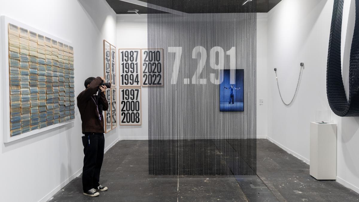 Preparativos de la galería que acoge la obra de Ramón Mateos, '7.291'