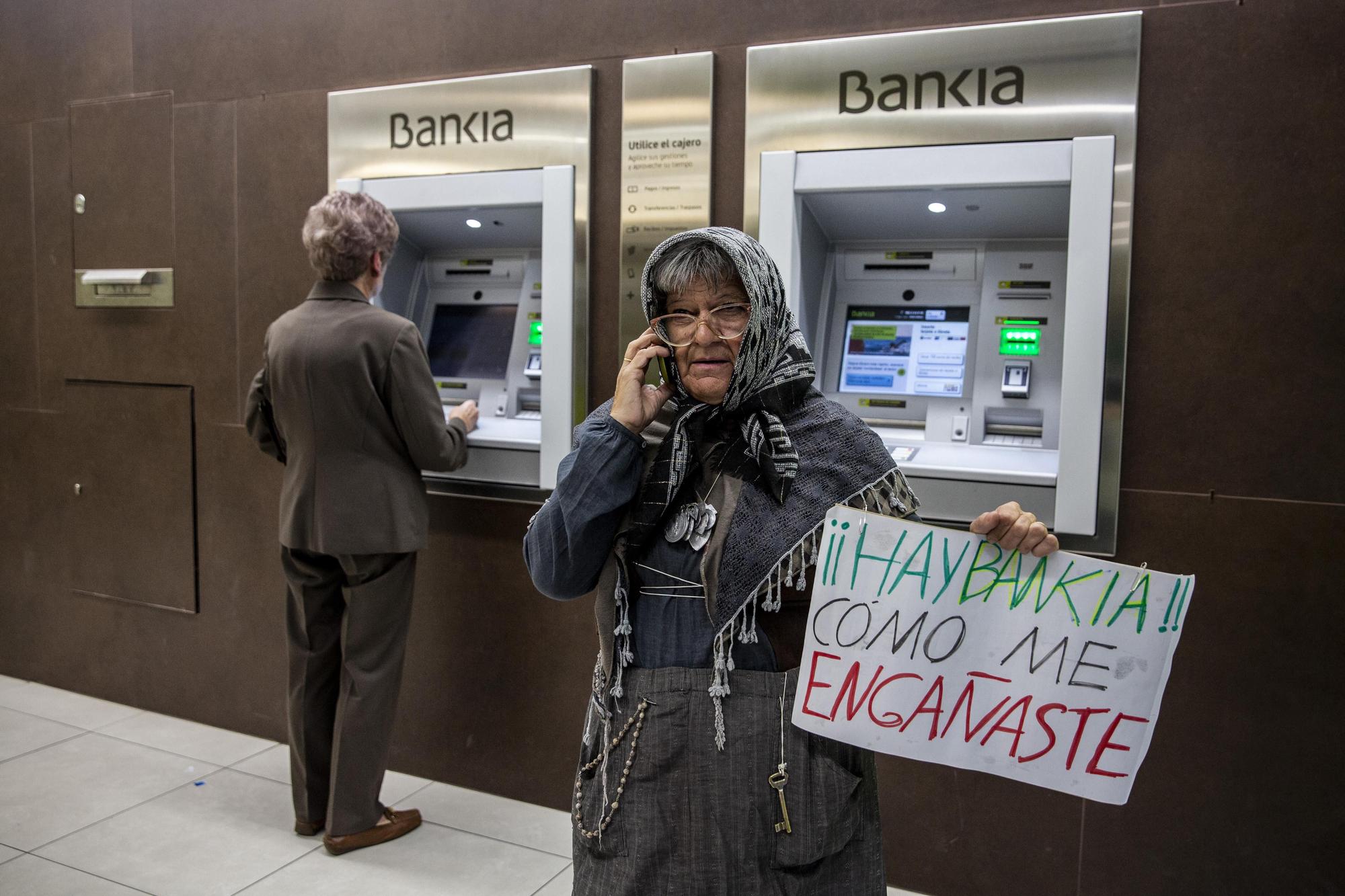 El 22 de octubre de 2015, un grupo de activistas ocupó una oficina de Bankia en Madrid