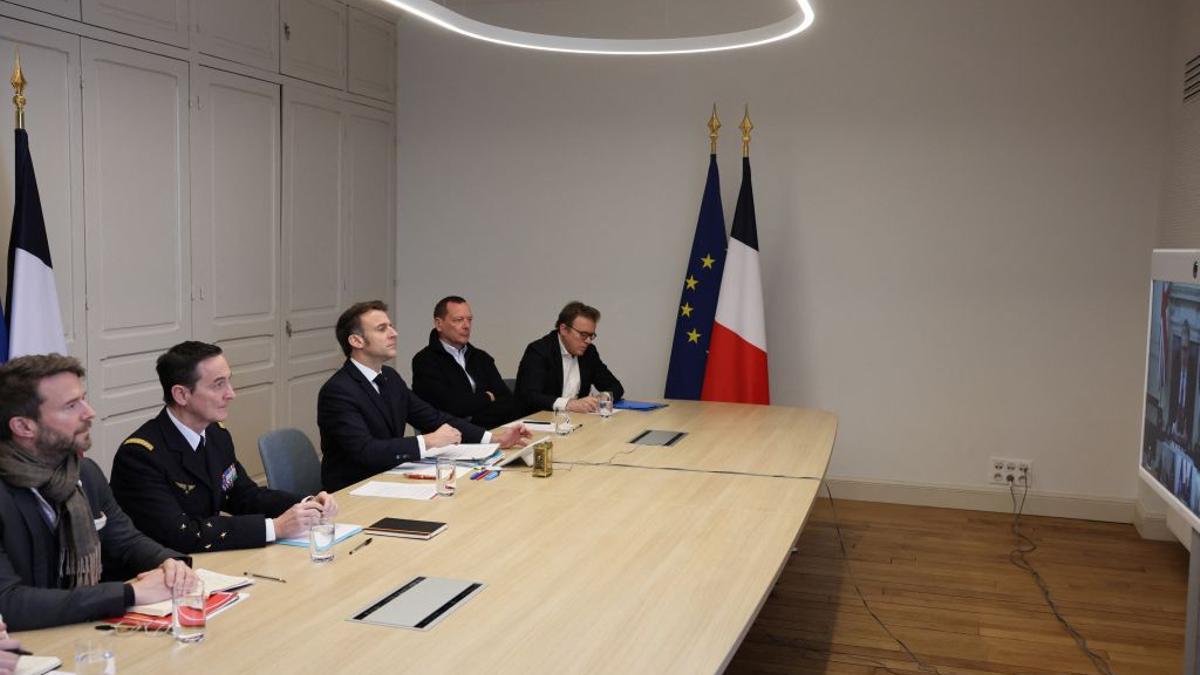 El presidente francés, Emmanuel Macron, y su equipo en el palacio del Elíseo, en París, durante la videoconferencia convocada por Keir Starmer este sábado.