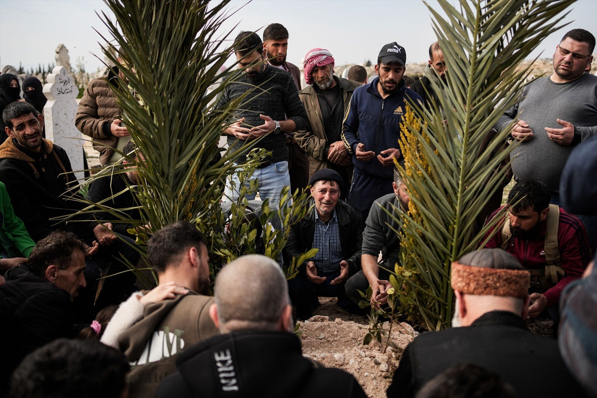 Entierro de miembros de las fuerzas de seguridad sirias en la provincia de Hama el 9 de marzo de 2025.