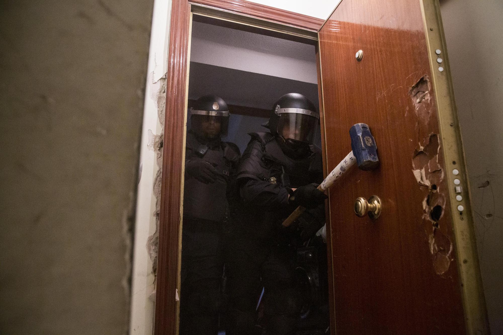 Año 2015. Policías antidisturbios abren a mazazos la puerta de un piso, propiedad de Bankiam para desahuciar a una familia con tres hijos menores que la había ocupado, pese a que se ofrecieron a pagar un alquiler social