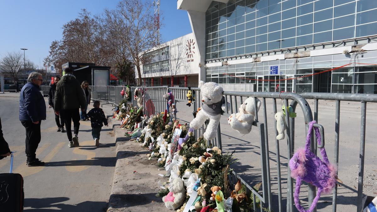 Coronas de flores y recuerdos por las víctimas del derrumbe en el exterior de la estación de Novi Sad.